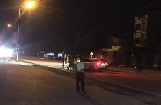 3 thanh niên đi ô tô đánh CSGT nhập viện cấp cứu vì bị đo nồng độ cồn - Hình 2 3 thanh nien di o to danh CSGT nhap vien cap cuu vi bi do nong do con-Hinh-2