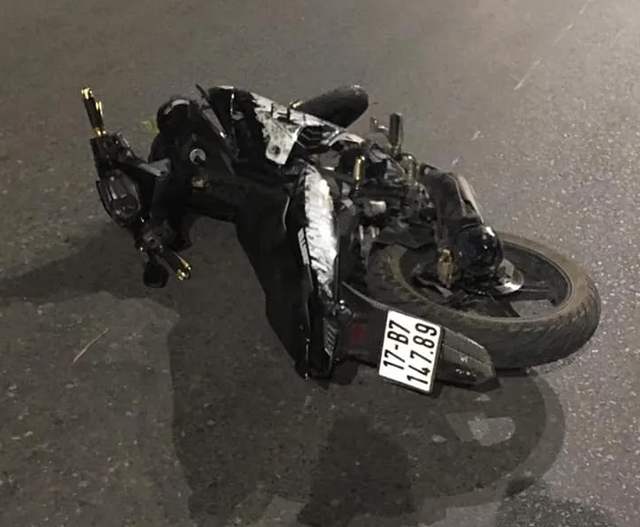 Xe máy kẹp 5 tông dải phân cách, 4 sinh viên tử vong tại chỗ - Hình 2 Xe may kep 5 tong dai phan cach, 4 sinh vien tu vong tai cho-Hinh-2