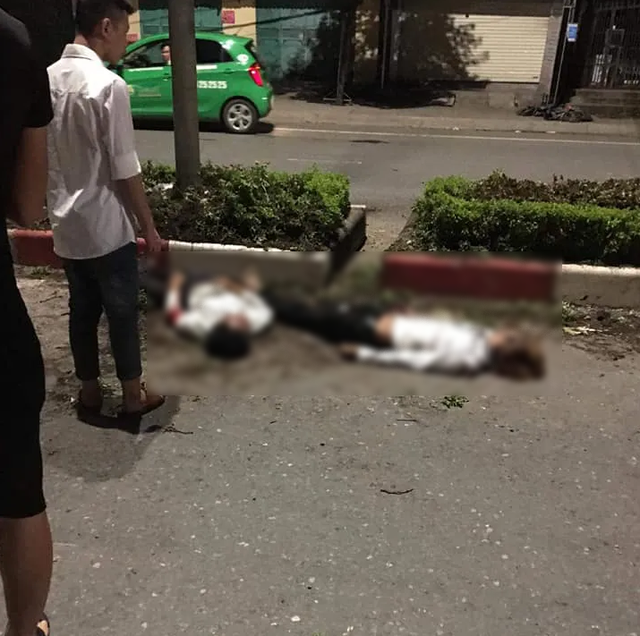 Xe máy kẹp 5 tông dải phân cách, 4 sinh viên tử vong tại chỗ Xe may kep 5 tong dai phan cach, 4 sinh vien tu vong tai cho