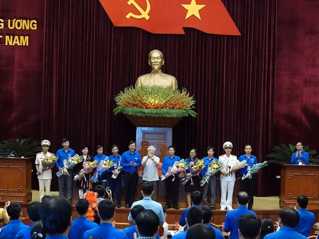 Tong Bi thu, Chu tich nuoc: 'Khong phai vao Trung uong de cho oai, hay de kiem chac'-Hinh-2