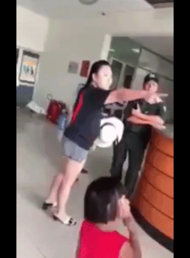 Thuong dua tre phai nhin me chui boi nhan vien hang khong o san bay