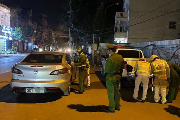 Bị CSGT thổi phạt, tài xế xưng là em phó chủ tịch huyện để được bỏ qua vi phạm Bi CSGT thoi phat, tai xe xung la em pho chu tich huyen de duoc bo qua vi pham