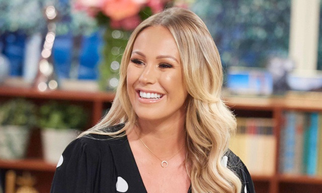 Vị hôn thê sexy hết cỡ và giàu nứt đố đổ vách của huyền thoại MU - Hình 2 Vi hon the sexy het co va giau nut do do vach cua huyen thoai MU-Hinh-2