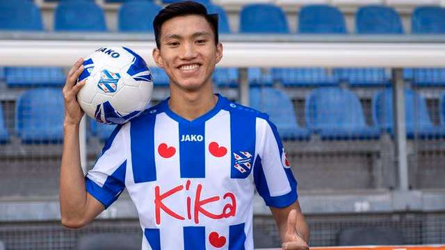 Vi sao Doan Van Hau khong the ra san tran doi dau Ajax Amsterdam?