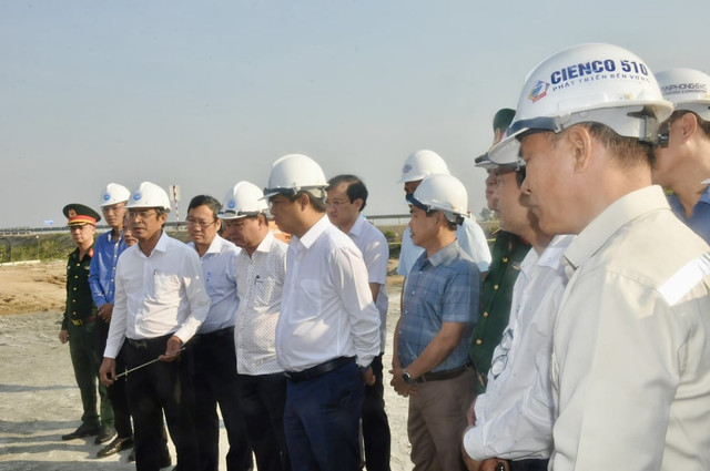 Bí thư Quảng Nam lo 'có tiền mà không tiêu kịp' cho 2 dự án trọng điểm - Hình 2 Bi thu Quang Nam lo 'co tien ma khong tieu kip' cho 2 du an trong diem-Hinh-2