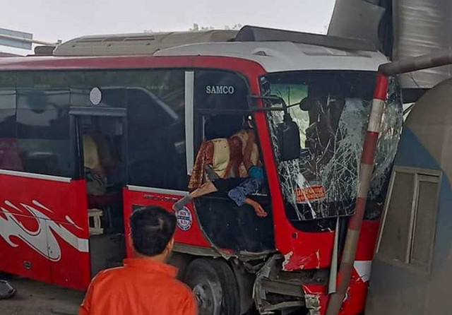 Xe khách lao thẳng vào ca-bin trạm thu phí, tài xế bị gãy chân Xe khach lao thang vao ca-bin tram thu phi, tai xe bi gay chan
