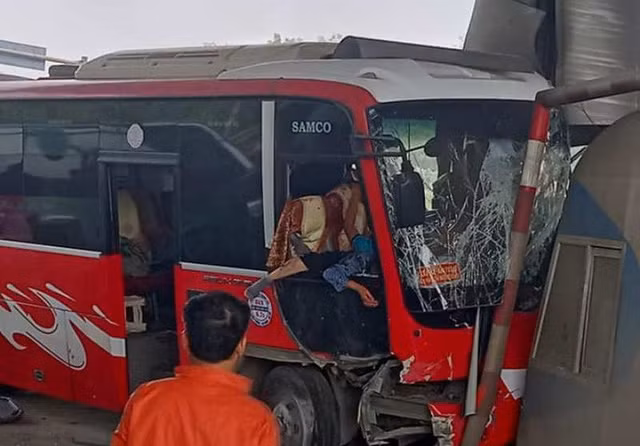 Xe khach lao thang vao ca-bin tram thu phi, tai xe bi gay chan