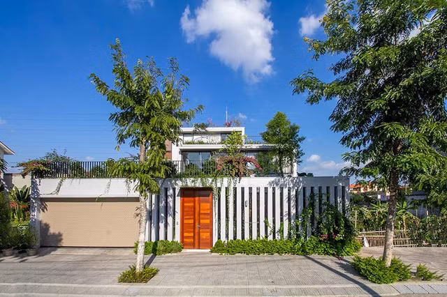 Can canh ve dep me hon cua ngoi nha 3 tang dan xen khu vuon xanh muot