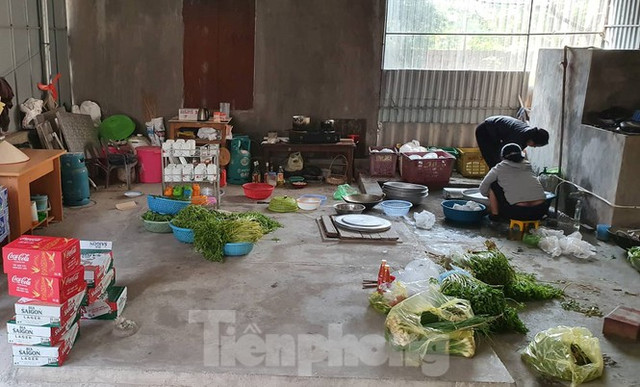 Gia đình thủ môn Văn Toản ở Hải Phòng làm 60 mâm cỗ mời cả xã đến xem trận chung kết - Hình 7 Gia dinh thu mon Van Toan o Hai Phong lam 60 mam co moi ca xa den xem tran chung ket-Hinh-7