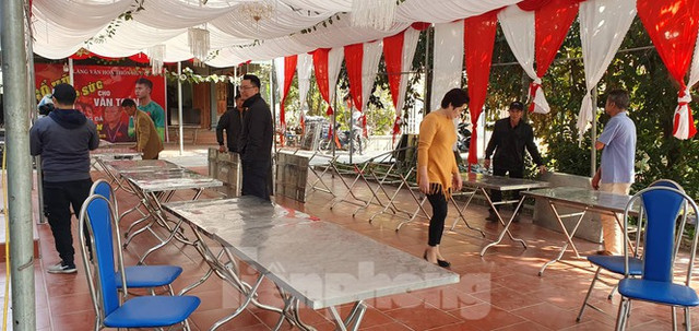 Gia đình thủ môn Văn Toản ở Hải Phòng làm 60 mâm cỗ mời cả xã đến xem trận chung kết - Hình 9 Gia dinh thu mon Van Toan o Hai Phong lam 60 mam co moi ca xa den xem tran chung ket-Hinh-9