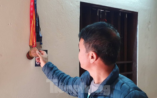 Gia đình thủ môn Văn Toản ở Hải Phòng làm 60 mâm cỗ mời cả xã đến xem trận chung kết - Hình 8 Gia dinh thu mon Van Toan o Hai Phong lam 60 mam co moi ca xa den xem tran chung ket-Hinh-8