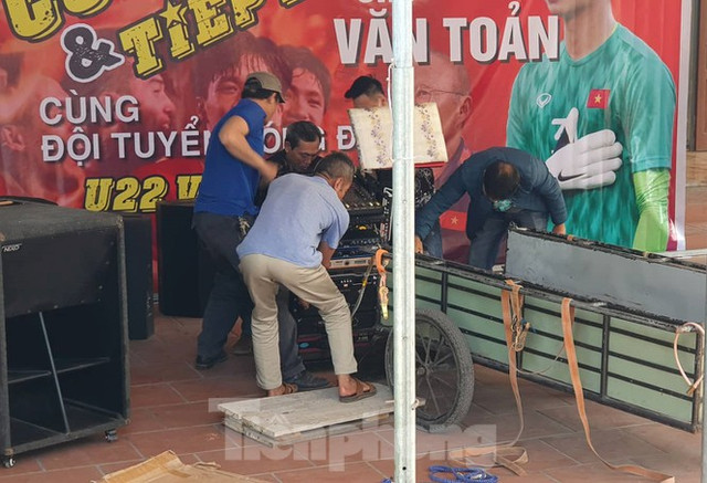 Gia đình thủ môn Văn Toản ở Hải Phòng làm 60 mâm cỗ mời cả xã đến xem trận chung kết - Hình 5 Gia dinh thu mon Van Toan o Hai Phong lam 60 mam co moi ca xa den xem tran chung ket-Hinh-5