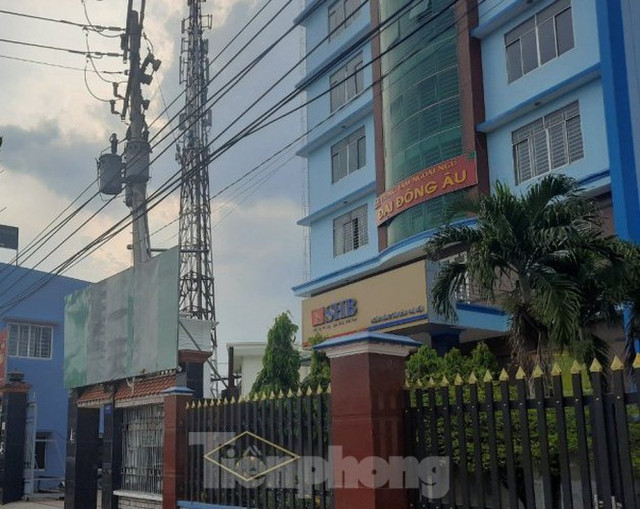 Một đối tượng nghi dùng súng cướp ngân hàng SHB ở Bình Dương Mot doi tuong nghi dung sung cuop ngan hang SHB o Binh Duong