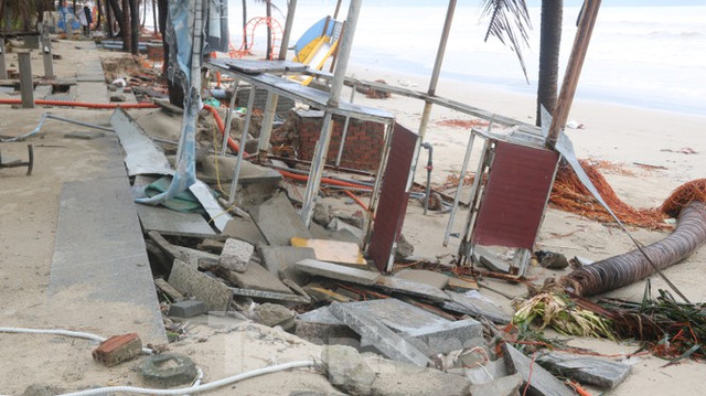 Bãi biển 'đẹp nhất hành tinh' Đà Nẵng tan hoang sau bão Vamco - Hình 4 Bai bien 'dep nhat hanh tinh' Da Nang tan hoang sau bao Vamco-Hinh-4