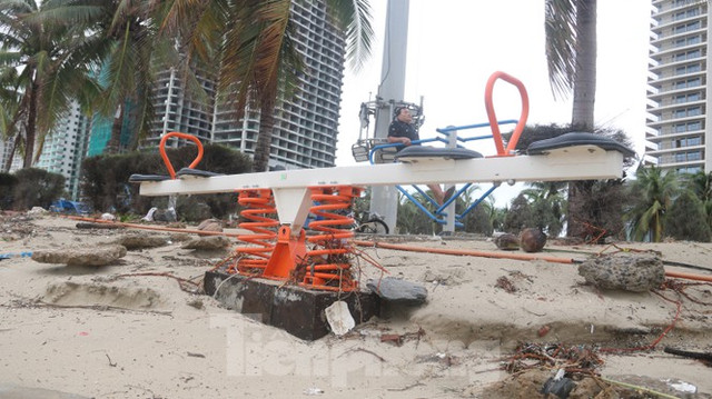 Bãi biển 'đẹp nhất hành tinh' Đà Nẵng tan hoang sau bão Vamco - Hình 12 Bai bien 'dep nhat hanh tinh' Da Nang tan hoang sau bao Vamco-Hinh-12