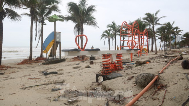 Bãi biển 'đẹp nhất hành tinh' Đà Nẵng tan hoang sau bão Vamco - Hình 15 Bai bien 'dep nhat hanh tinh' Da Nang tan hoang sau bao Vamco-Hinh-15