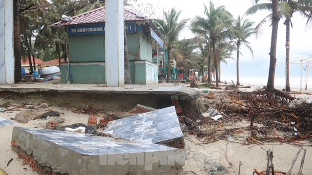 Bãi biển 'đẹp nhất hành tinh' Đà Nẵng tan hoang sau bão Vamco - Hình 10 Bai bien 'dep nhat hanh tinh' Da Nang tan hoang sau bao Vamco-Hinh-10