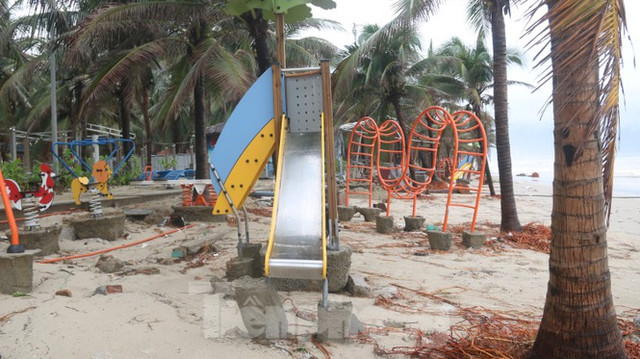 Bãi biển 'đẹp nhất hành tinh' Đà Nẵng tan hoang sau bão Vamco - Hình 6 Bai bien 'dep nhat hanh tinh' Da Nang tan hoang sau bao Vamco-Hinh-6