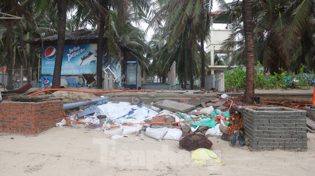 Bãi biển 'đẹp nhất hành tinh' Đà Nẵng tan hoang sau bão Vamco - Hình 3 Bai bien 'dep nhat hanh tinh' Da Nang tan hoang sau bao Vamco-Hinh-3