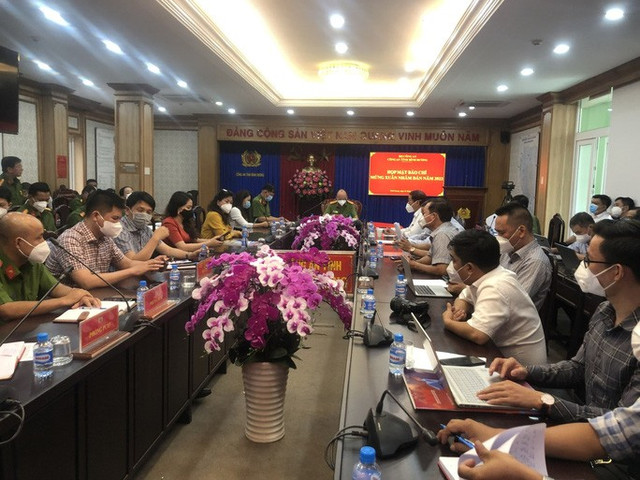 Công an Bình Dương nói gì về 6 lá đơn của nghệ sĩ và nhà báo tố cáo đại gia Nguyễn Phương Hằng? Cong an Binh Duong noi gi ve 6 la don cua nghe si va nha bao to cao dai gia Nguyen Phuong Hang?