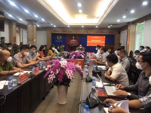 Cong an Binh Duong noi gi ve 6 la don cua nghe si va nha bao to cao dai gia Nguyen Phuong Hang?