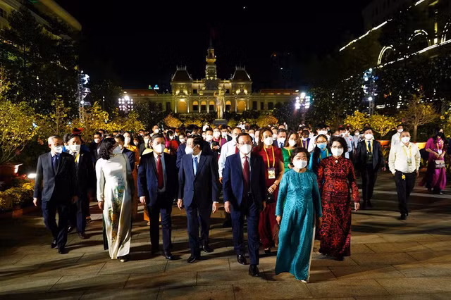 Hang ngan nguoi den tham quan duong hoa Nguyen Hue dem khai truong