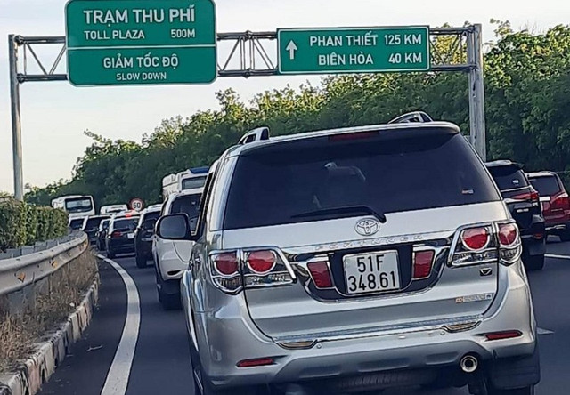 Kẹt xe kéo dài hàng km nên phải xả 2 trạm thu phí trên cao tốc Long Thành - Dầu Giây - Hình 2 Ket xe keo dai hang km nen phai xa 2 tram thu phi tren cao toc Long Thanh - Dau Giay-Hinh-2