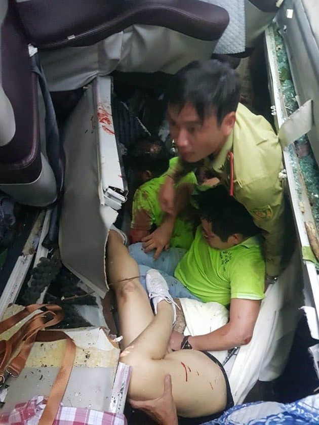 Đã có 13 người chết trong vụ lật xe du lịch ở Quảng Bình - Hình 2 Da co 13 nguoi chet trong vu lat xe du lich o Quang Binh-Hinh-2