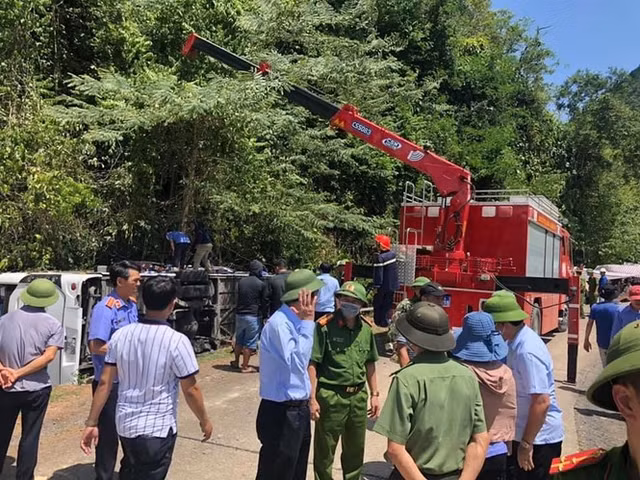 Da co 13 nguoi chet trong vu lat xe du lich o Quang Binh-Hinh-4