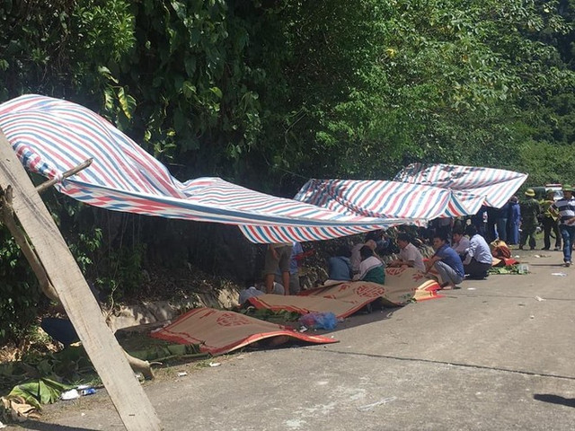 Đã có 13 người chết trong vụ lật xe du lịch ở Quảng Bình - Hình 3 Da co 13 nguoi chet trong vu lat xe du lich o Quang Binh-Hinh-3