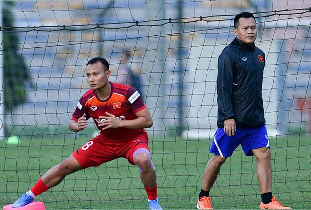 Thầy Park Hang Seo đón Văn Hậu và nhận tin vui mới bên đất Thái Thay Park Hang Seo don Van Hau va nhan tin vui moi ben dat Thai