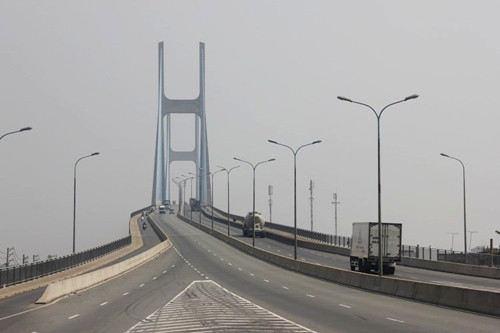 Việc cấm xe tải nặng qua cầu Sài Gòn xuyên tâm vào thành phố từ sáng đến tận khuya khiến phương tiện đổ dồn lưu thông qua cầu Phú Mỹ. Việc cấm xe tải nặng qua cầu Sài Gòn xuyên tâm vào thành phố từ sáng đến tận khuya khiến phương tiện đổ dồn lưu thông qua cầu Phú Mỹ.