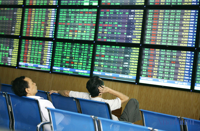 Thấy gì khi khối ngoại bán ròng 2.300 tỷ đồng trong tuần qua? Thay gi khi khoi ngoai ban rong 2.300 ty dong trong tuan qua?