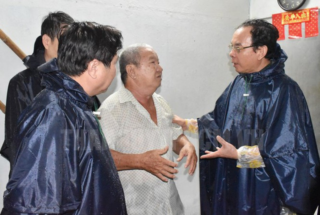 Tân Bí thư Thành ủy TP HCM Nguyễn Văn Nên dầm mưa tìm kế chống ngập - Hình 2 Tan Bi thu Thanh uy TP HCM Nguyen Van Nen dam mua tim ke chong ngap-Hinh-2