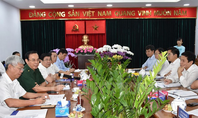 Tân Bí thư Thành ủy TP HCM Nguyễn Văn Nên dầm mưa tìm kế chống ngập - Hình 3 Tan Bi thu Thanh uy TP HCM Nguyen Van Nen dam mua tim ke chong ngap-Hinh-3