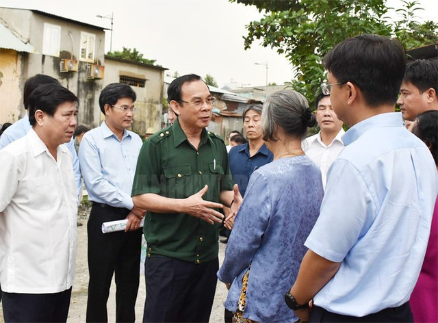 Tân Bí thư Thành ủy TP HCM Nguyễn Văn Nên dầm mưa tìm kế chống ngập Tan Bi thu Thanh uy TP HCM Nguyen Van Nen dam mua tim ke chong ngap