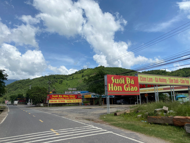 Hàng loạt điểm dừng chân trên tuyến đường Nha Trang - Đà Lạt xây không phép Hang loat diem dung chan tren tuyen duong Nha Trang - Da Lat xay khong phep