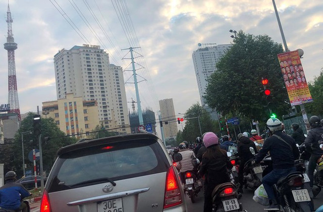 Cận cảnh cao ốc 'nhấn chìm' con đường BT Hà Nội - Hình 4 Can canh cao oc 'nhan chim' con duong BT Ha Noi-Hinh-4