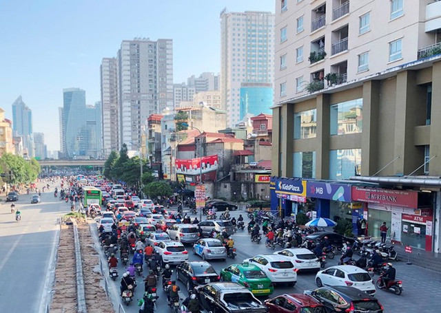 Cận cảnh cao ốc 'nhấn chìm' con đường BT Hà Nội Can canh cao oc 'nhan chim' con duong BT Ha Noi