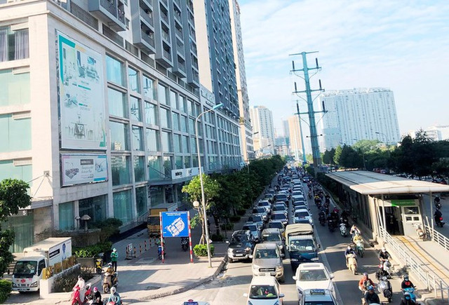 Cận cảnh cao ốc 'nhấn chìm' con đường BT Hà Nội - Hình 2 Can canh cao oc 'nhan chim' con duong BT Ha Noi-Hinh-2