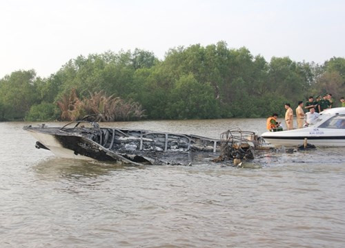 Chiếc tàu cao tốc cánh ngầm cùng nhiều tài sản hành khách cháy rụi trên sông Sài Gòn