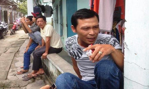 Anh Nguyễn Văn Cơ đã cùng người dân khu nhà trọ quyên góp hơn 2,3 triệu đồng giúp đỡ cháu Ngân trong cơn hoạn nạn. Anh Nguyễn Văn Cơ đã cùng người dân khu nhà trọ quyên góp hơn 2,3 triệu đồng giúp đỡ cháu Ngân trong cơn hoạn nạn.