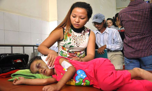 Chị Quế Nhà đã bỏ hết mọi việc gia đình để chăm sóc cháu bé bất hạnh như chính con đẻ của mình. Chị Quế Nhà đã bỏ hết mọi việc gia đình để chăm sóc cháu bé bất hạnh như chính con đẻ của mình.