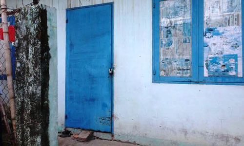 Căn phòng trọ, "địa ngục trần gian", nơi cháu Ngân bị cha mẹ đẻ hành hạ đóng kín cửa suốt những ngày qua. Căn phòng trọ, "địa ngục trần gian", nơi cháu Ngân bị cha mẹ đẻ hành hạ đóng kín cửa suốt những ngày qua.