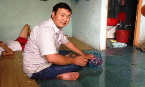 Anh Hưng, chồng chị Nhàn cũng vừa từ bệnh viện đem quần áo của vợ về giặt và chung tay cùng vợ chăm sóc cháu bé. Anh Hưng, chồng chị Nhàn cũng vừa từ bệnh viện đem quần áo của vợ về giặt và chung tay cùng vợ chăm sóc cháu bé.