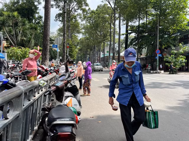 Cac bai giu xe o TP HCM van chiem tron via he du bi So GTVT yeu cau dep-Hinh-4