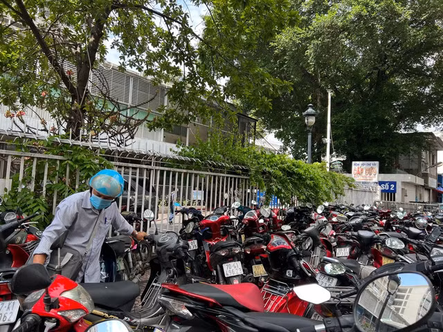 Cac bai giu xe o TP HCM van chiem tron via he du bi So GTVT yeu cau dep-Hinh-7