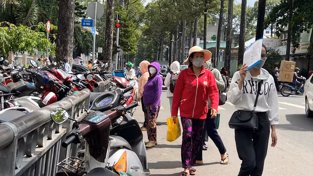 Cac bai giu xe o TP HCM van chiem tron via he du bi So GTVT yeu cau dep