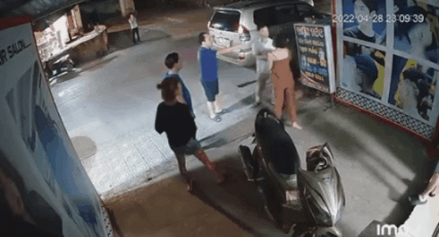 Cho ra khỏi ngành Phó trưởng công an phường xông vào nhà đánh phụ nữ ở TP Cao Bằng Cho ra khoi nganh Pho truong cong an phuong xong vao nha danh phu nu o TP Cao Bang