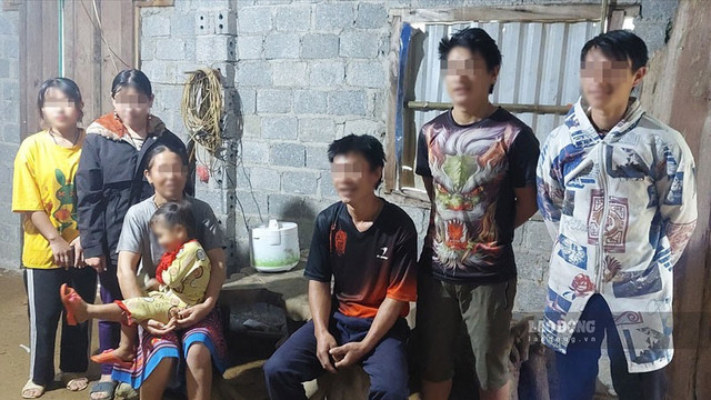 Xơ xác vì tảo hôn: Mới 35 tuổi lên chức ông nội, mẹ trẻ sinh 7 đứa con Xo xac vi tao hon: Moi 35 tuoi len chuc ong noi, me tre sinh 7 dua con